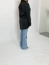 Charger l&#39;image dans la galerie, Chemise oversize coupe portefeuille en crêpe de soie  - Noir