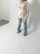 Charger l&#39;image dans la galerie, Chemise oversize coupe portefeuille en crêpe de soie - Nude