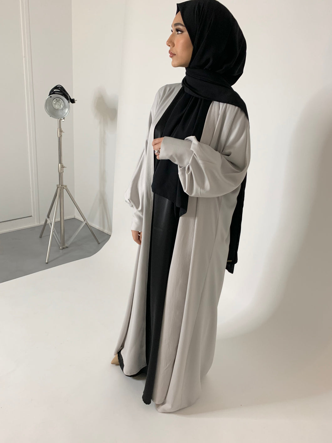 Abaya ouverte manches bouffantes - Gris perle