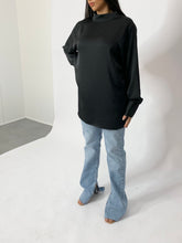 Charger l&#39;image dans la galerie, Blouse oversize à col montant en crêpe de soie - Noir